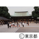 明治神宮の社殿におまいりする人々