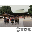 明治神宮社殿に、おまいりに来た外国人