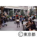 渋谷のハチ公前で待ち合わせをする若者