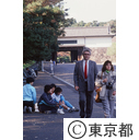 桜田門付近を散歩する外国人観光客