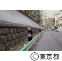 根津美術館の付近を歩く外国の老婦人