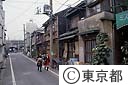 大正の面影を残す佃の町を歩く若い女性