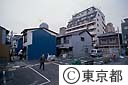 地上げで駐車場の多くなった町を高齢者が歩く