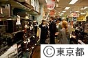 秋葉原の電機店内で買物をする外国人観光客