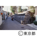 谷中の観音寺の、築地塀