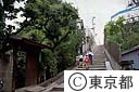 谷中の炭団坂を歩く親子づれ