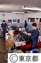 印刷工場で、作業する技術者