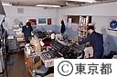 印刷機を操作する技術者