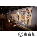 下町風俗資料館の展示室で、はごいたを見る人