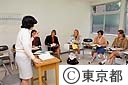 日本語学校で勉強する外国人女性