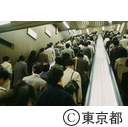 東京駅の総武本線ホームから、エスカレーターに乗る通勤客