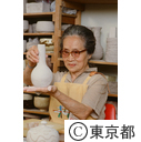 老人福祉施設で陶芸の勉強をする婦人