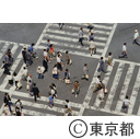 銀座の数寄屋橋交差点、スクランブルを渡る人々