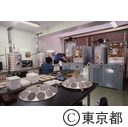 双眼鏡工場でレンズを作る工員