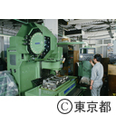 中小企業が設備した、ハイテク工作機、コンピュータで自動制御