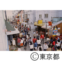 竹下通りを歩く若者