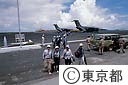 硫黄島の基地に翼を休める自衛隊の輸送機と墓参団