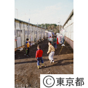 噴火後、被災者用住宅として建てらてた仮設住宅付近で遊ぶ子供たち
