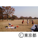 代々木公園で、なわとびをする子供
