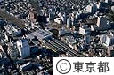 三鷹駅付近を走る中央線（空撮）