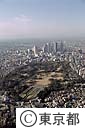 新宿御苑全景、後ろに高層ビル群が見える（空撮）
