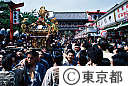 三社祭で仲見世をねり歩くおみこし