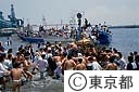 荏原神社のかっぱ祭り、船から降ろしたみこしを浜へ上げる