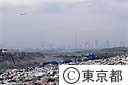 中央防波堤外側処分場の上を飛ぶ飛行機