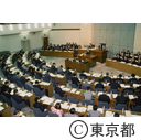 昭和６３年第一回都議会定例会で発言する鈴木知事