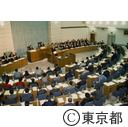 昭和６３年第一回都議会定例会で発言する鈴木知事