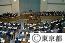 昭和６３年第一回都議会定例会で発言する鈴木知事
