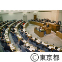昭和６３年第一回都議会定例会で発言する鈴木知事
