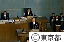 昭和６３年第一回都議会定例会で発言する鈴木知事