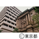 日本銀行の本店、左は新館