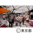 新井薬師にお参りに来たお年寄り