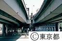 首都高速道路に囲まれた日本橋の欄干の飾り