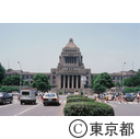 国会議事堂前を歩く小学生