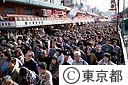 浅草寺へ初詣に来た人たちでいっぱいになった仲見世