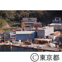 波浮港にある、港屋旅館（写真上側）