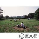 国分寺跡の公園で遊んだり、勉強をしたりする子供たち
