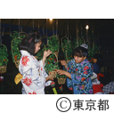 ほおずき市で鉢を選ぶ人