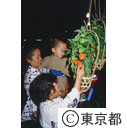 浅草のほおづき市に来た親子づれ