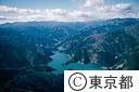 奥多摩湖全景と小河内ダム（空撮）