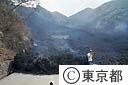 溶岩で埋った道路