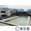 溶岩に埋った阿古小学校