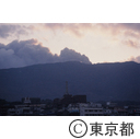 噴煙を上げる三原山