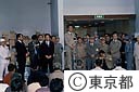 大島噴火の被災者を鈴木知事と中曽根首相が訪問