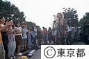 若者の路上でのパフォーマンス