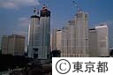 建設進む新都庁舎　新宿中央公園から望む