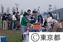 若洲海浜公園でキャンプを楽しむ若者たち